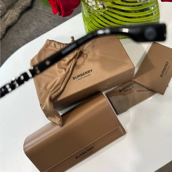 ONE DAY SALE✨
SALE✨🤍BURBERRY Marriane cat eye Black Sunglasses 🤍 - Picture 9 of 16